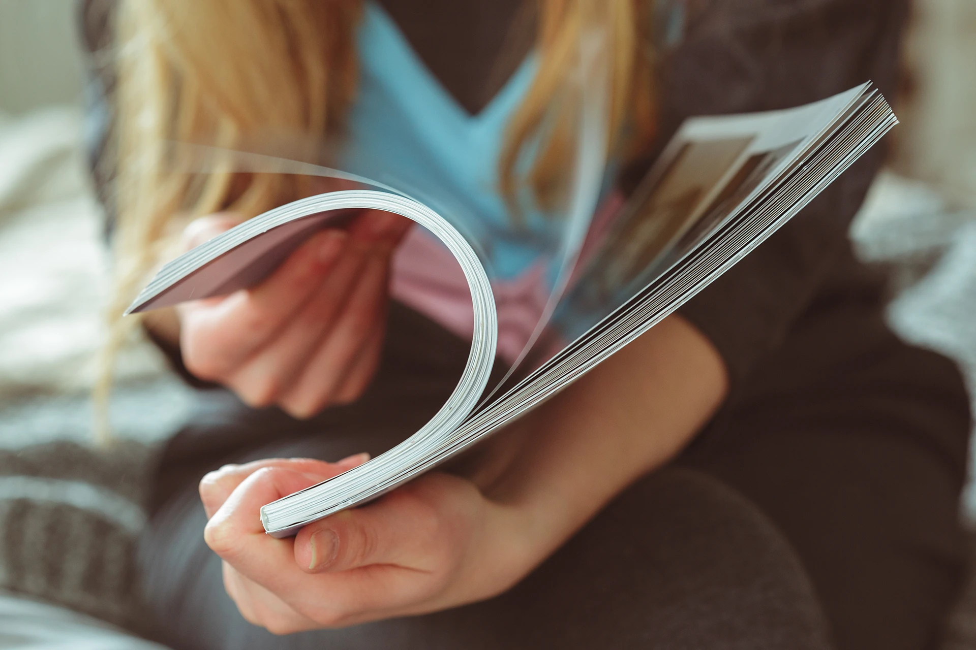 Une femme lit le magazine surplans